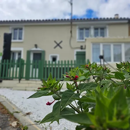 Les Fontaines Apartment Saint-Gourson